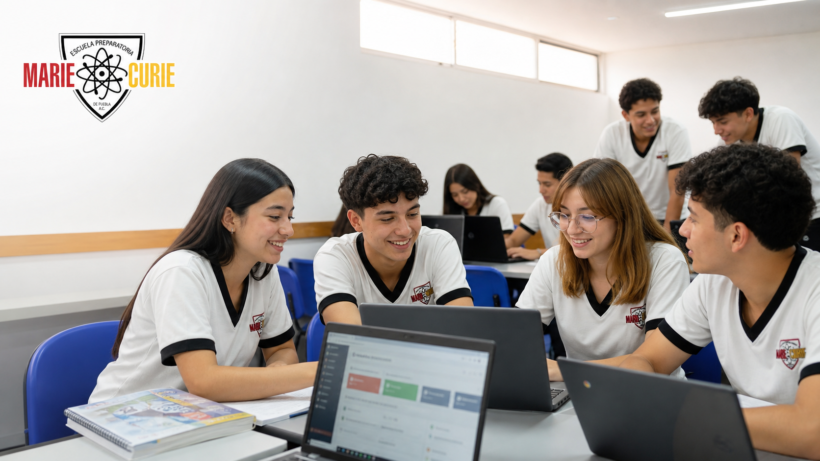 Alumnos utilizando tecnología educativa en preparatoria
